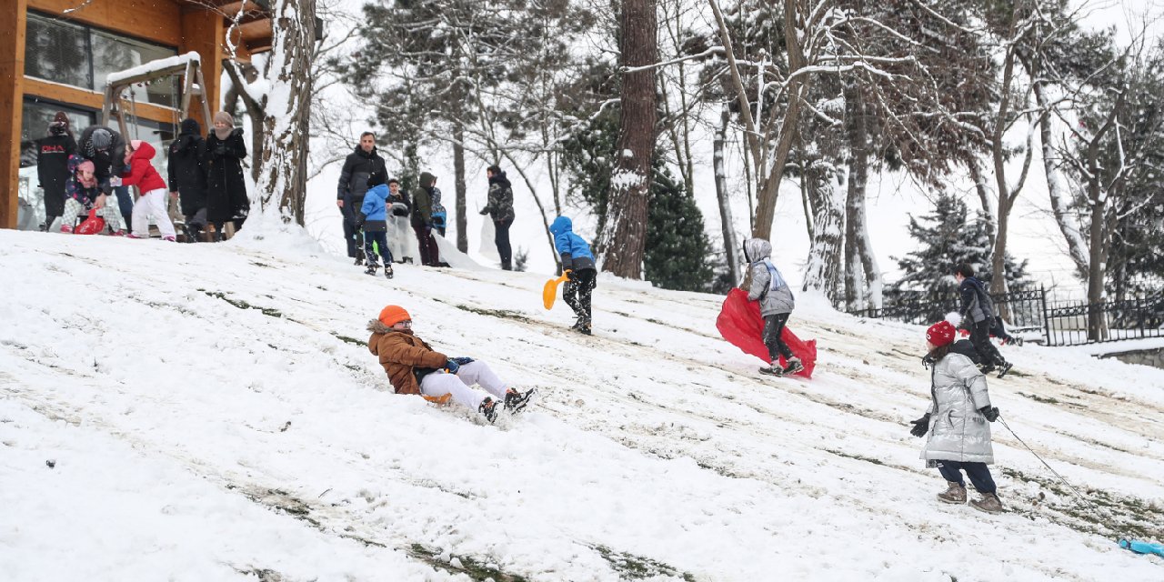 Beykoz'da park ve sokaklar kayak pistine döndü
