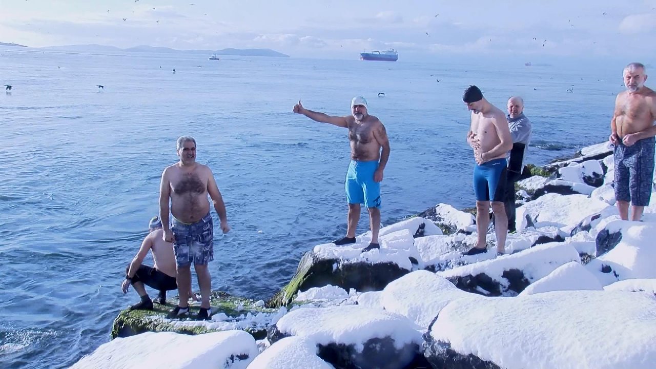 Soğuk havaya aldırmadan denize girdiler