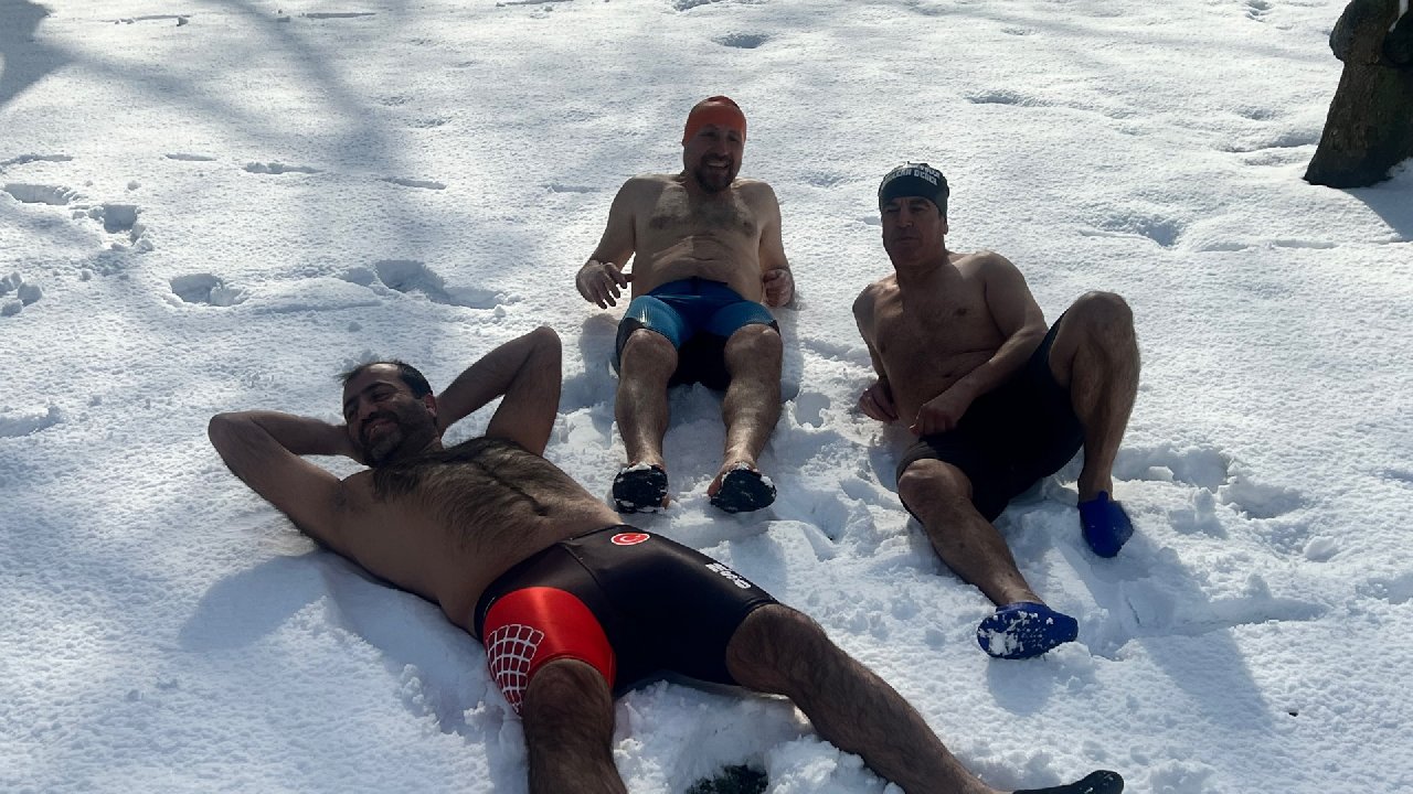 'Kuzguncuk Tosbağaları' kar banyosu yapıp denize atladı