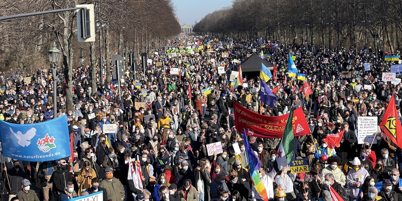Almanya’da Ukrayna ile dayanışma gösterisine binlerce kişi katıldı
