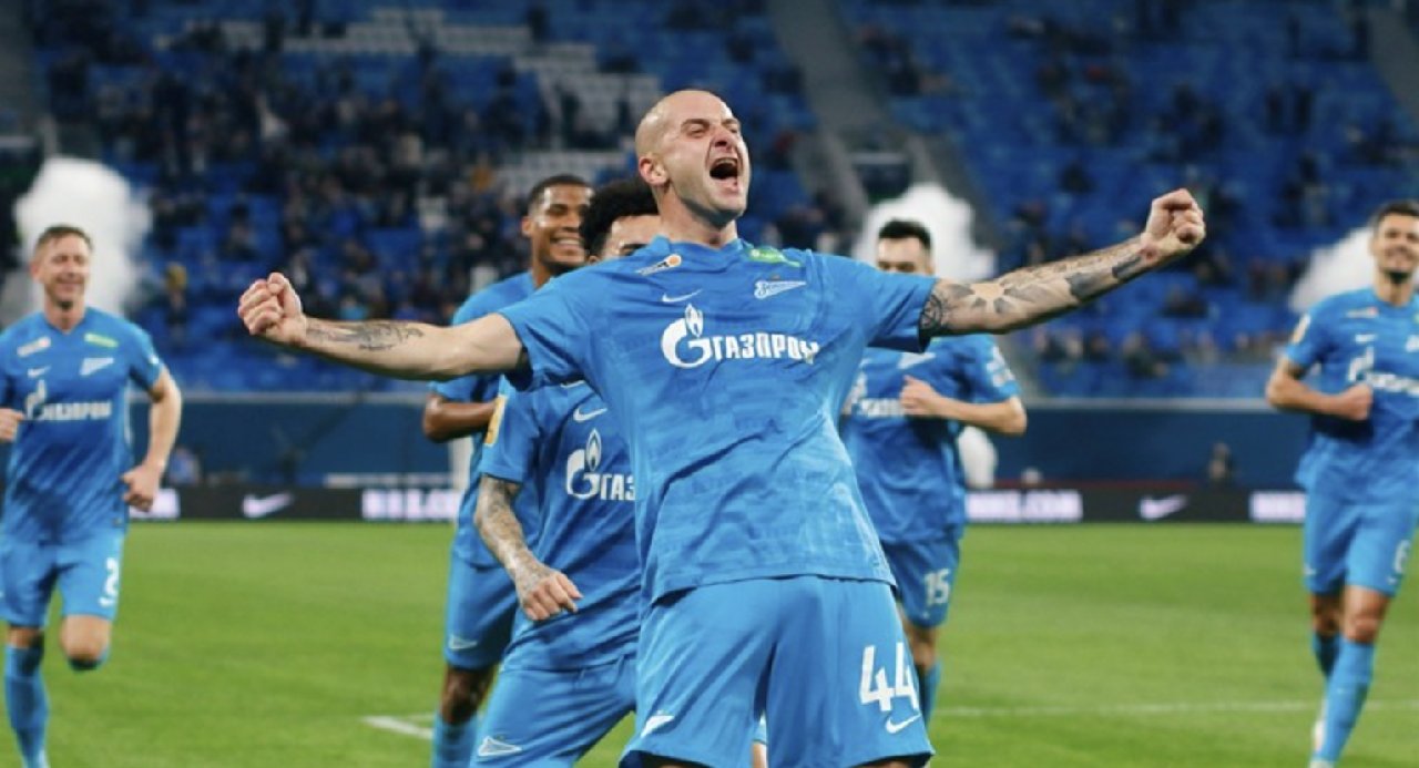 "Savaşa Hayır" diyen futbolcu transfer için İstanbul'da!