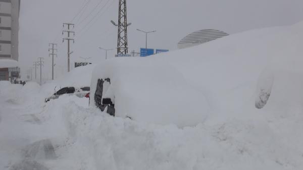 Bitlis'te kar kalınlığı 9 metreye yaklaştı