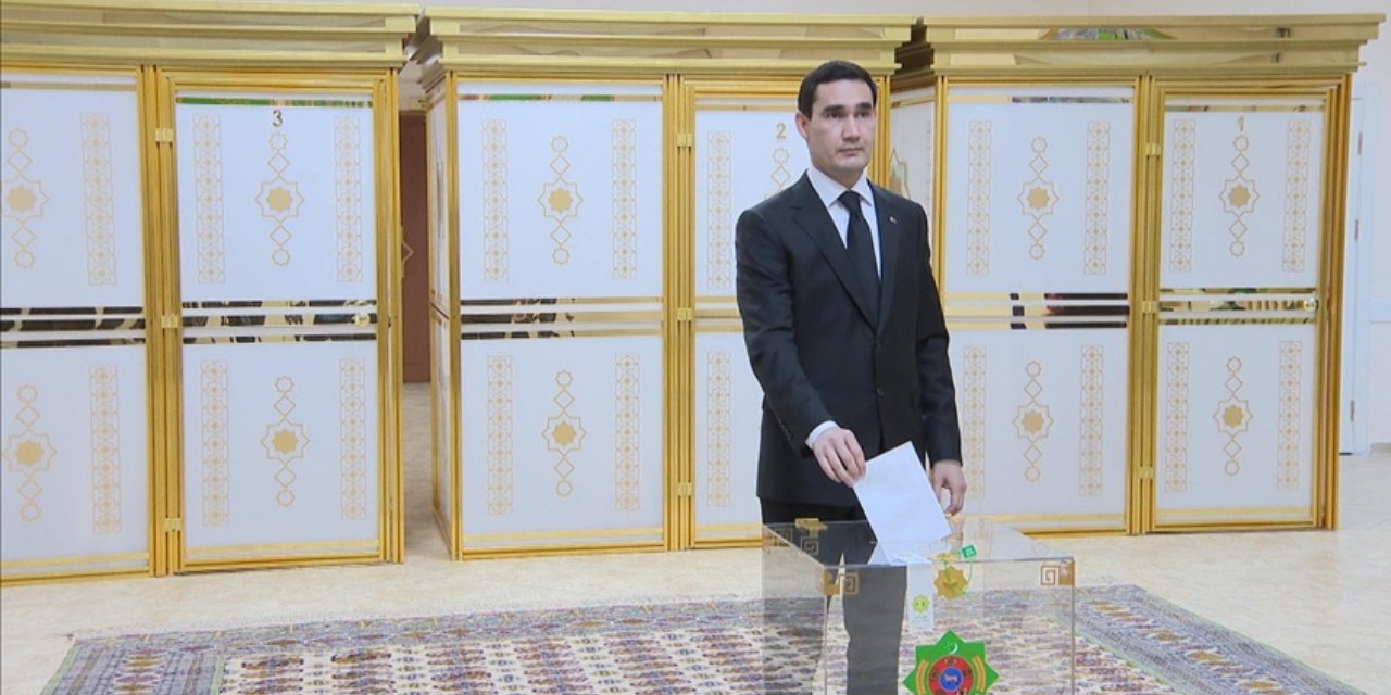 Türkmenistan'da baba gitti oğlu geldi: 'Hanedanda' devir teslim