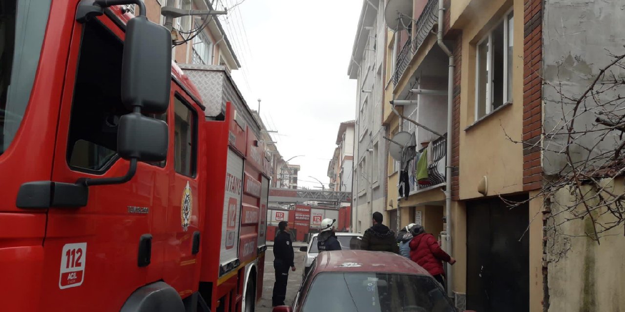 Tencere alev alınca mutfak yandı: Yemek yapan kadın hastanelik oldu
