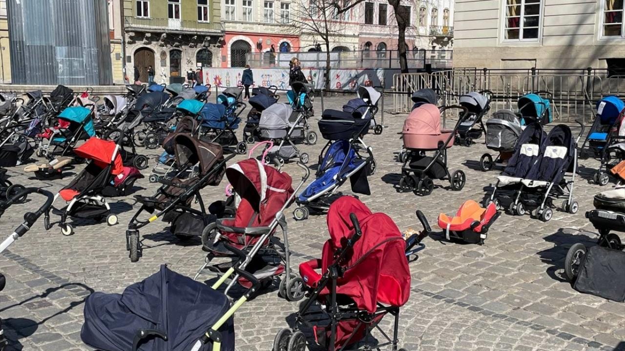 Ukrayna'da boş bebek arabaları