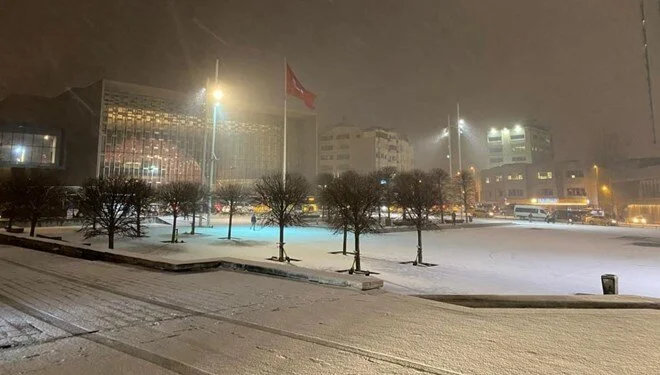 İstanbul'da kar yağışı aralıklarla etkili oluyor
