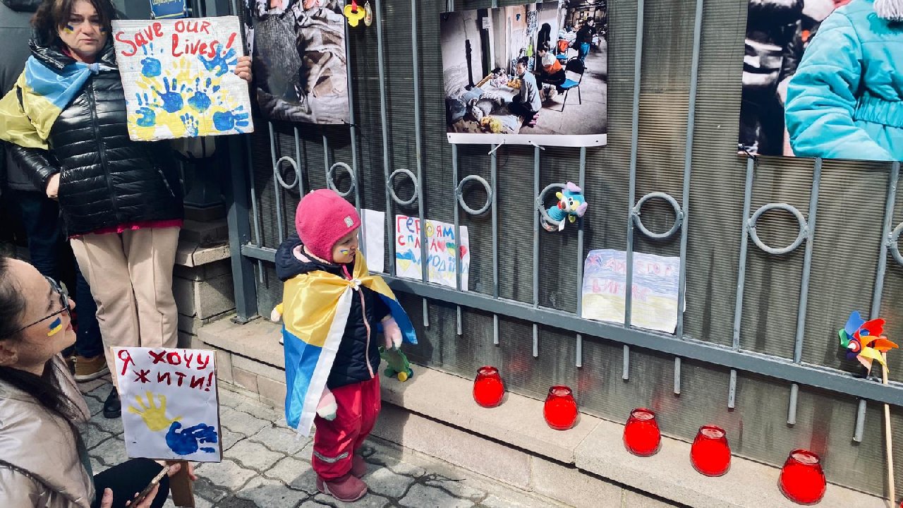 Ukrayna Büyükelçiliği önünde savaşta ölen çocuklar anıldı