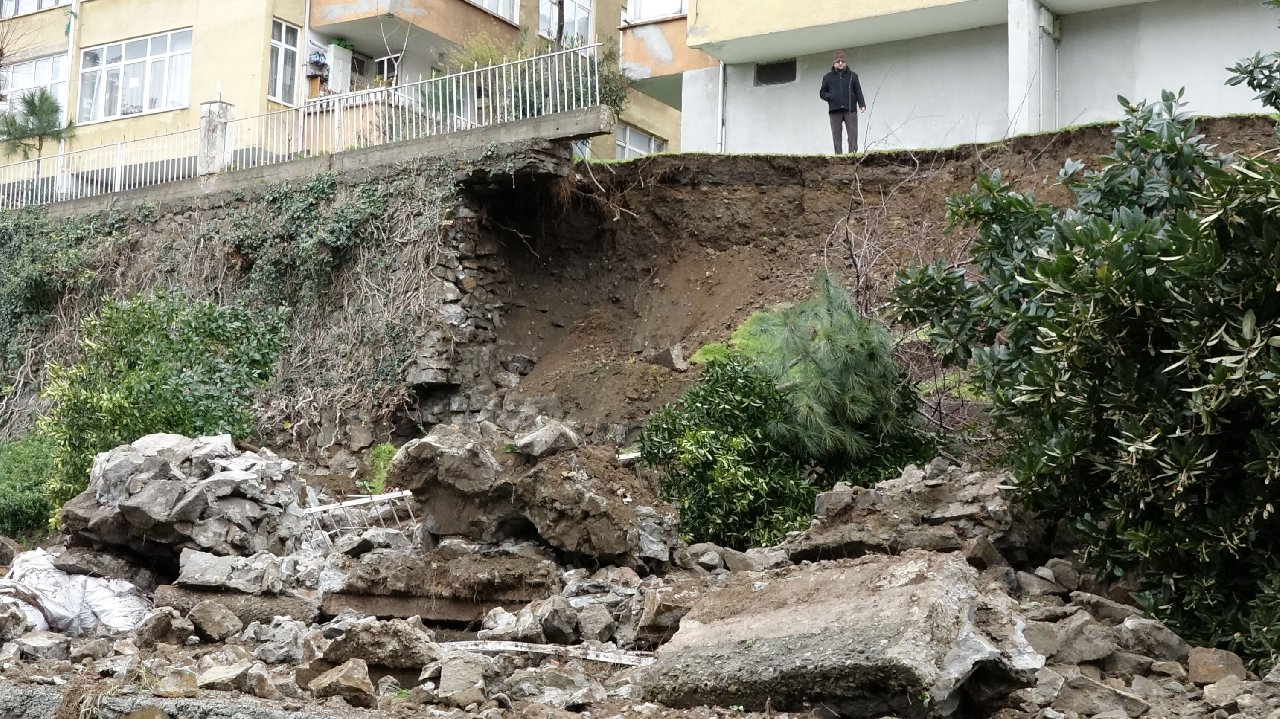 Trabzon’da heyelan: Sitenin istinat duvarı çöktü