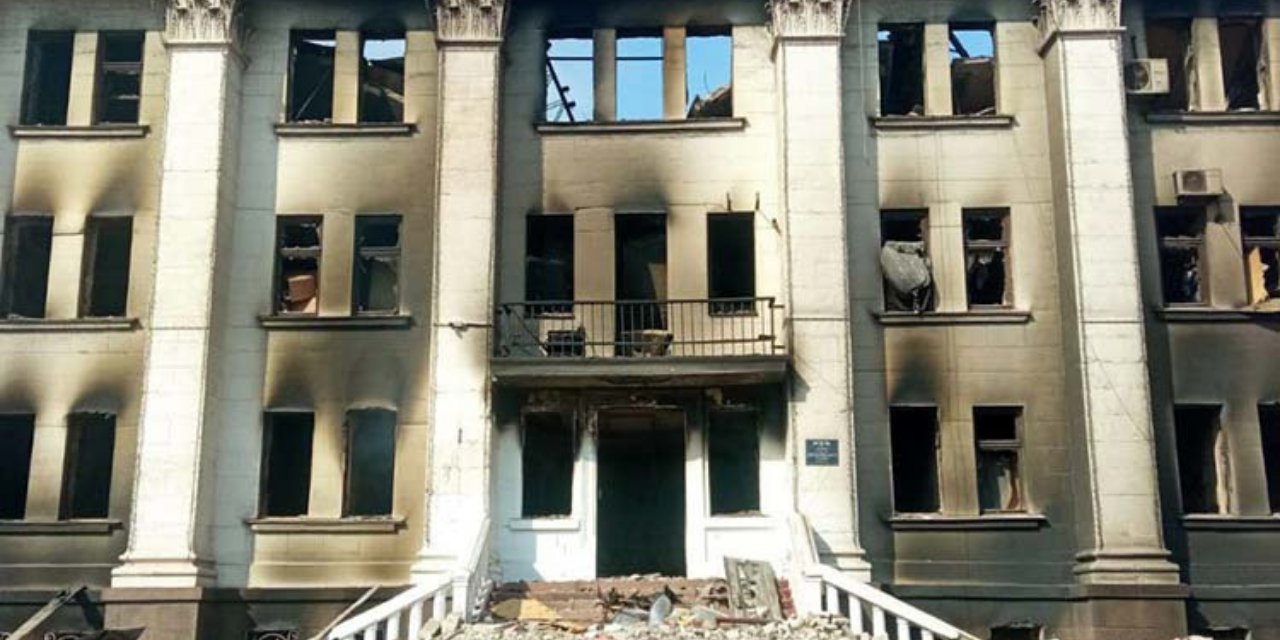 Ukrayna'da 400 kişinin sığındığı sanat okulu bombalandı