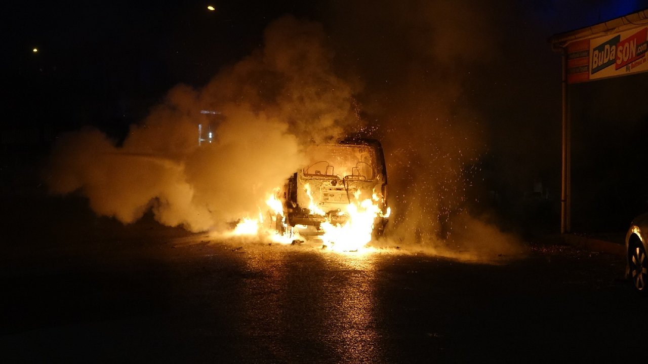 Seyir halindeki hafif ticari araç alev alev yandı