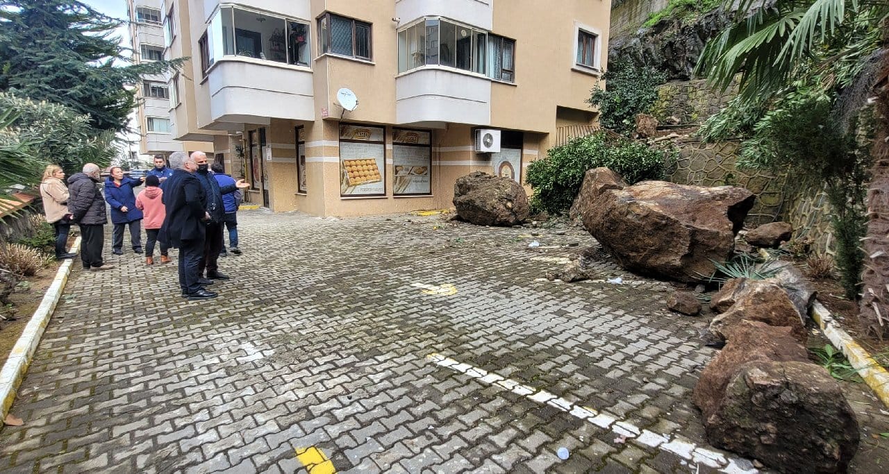 Arabaların üzerine dev kayalar düştü: Saniyelerle ölümden döndüler