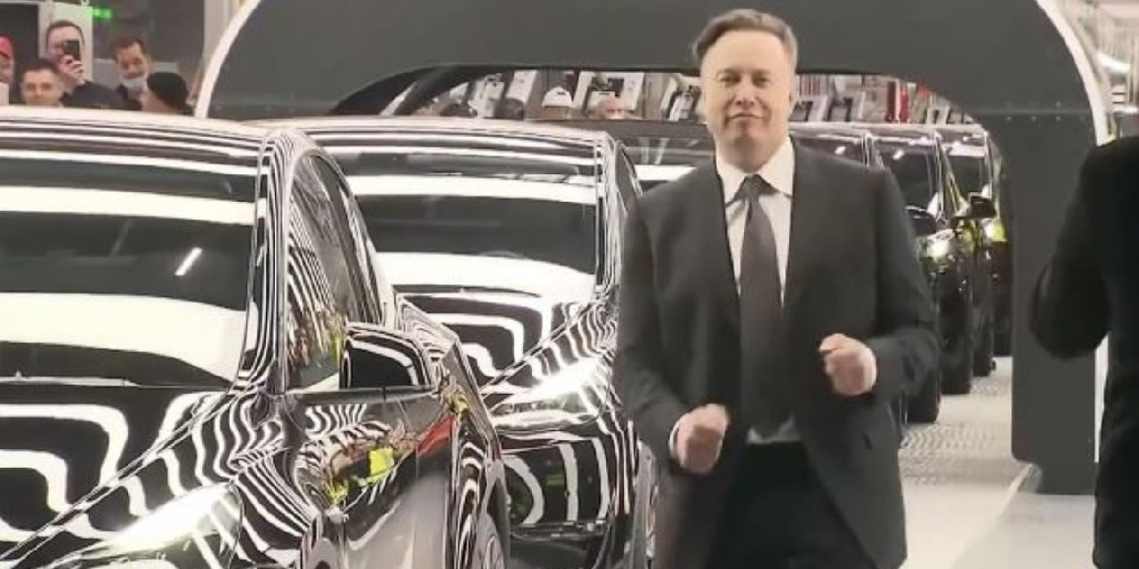 Elon Musk, yeni fabrikasının açılışını dans ederek kutladı