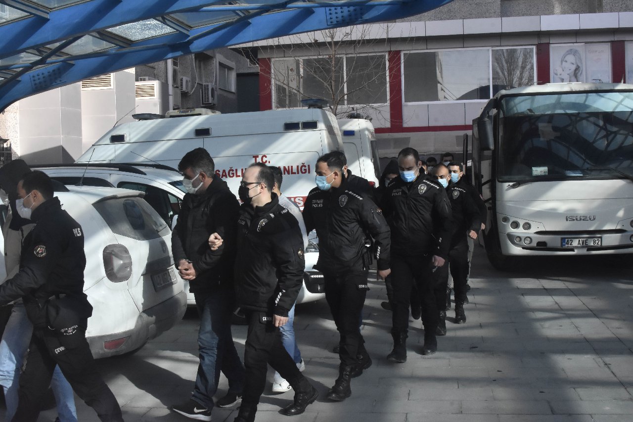 Sürücü adayı gibi sınavlara giren ve kopya sağlayan 35 kişiye gözaltı