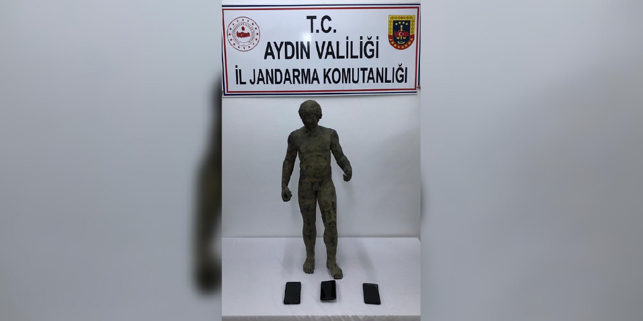 Kuşadası'nda Roma dönemine ait bronz heykel ele geçirildi
