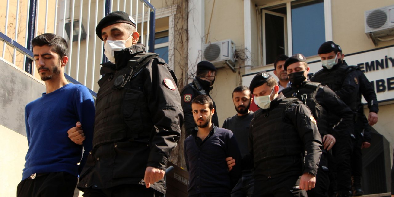 Küçükçekmece Adliyesi'nde 4 kişinin öldüğü kavgada 20 şüpheli adliyeye sevk edildi