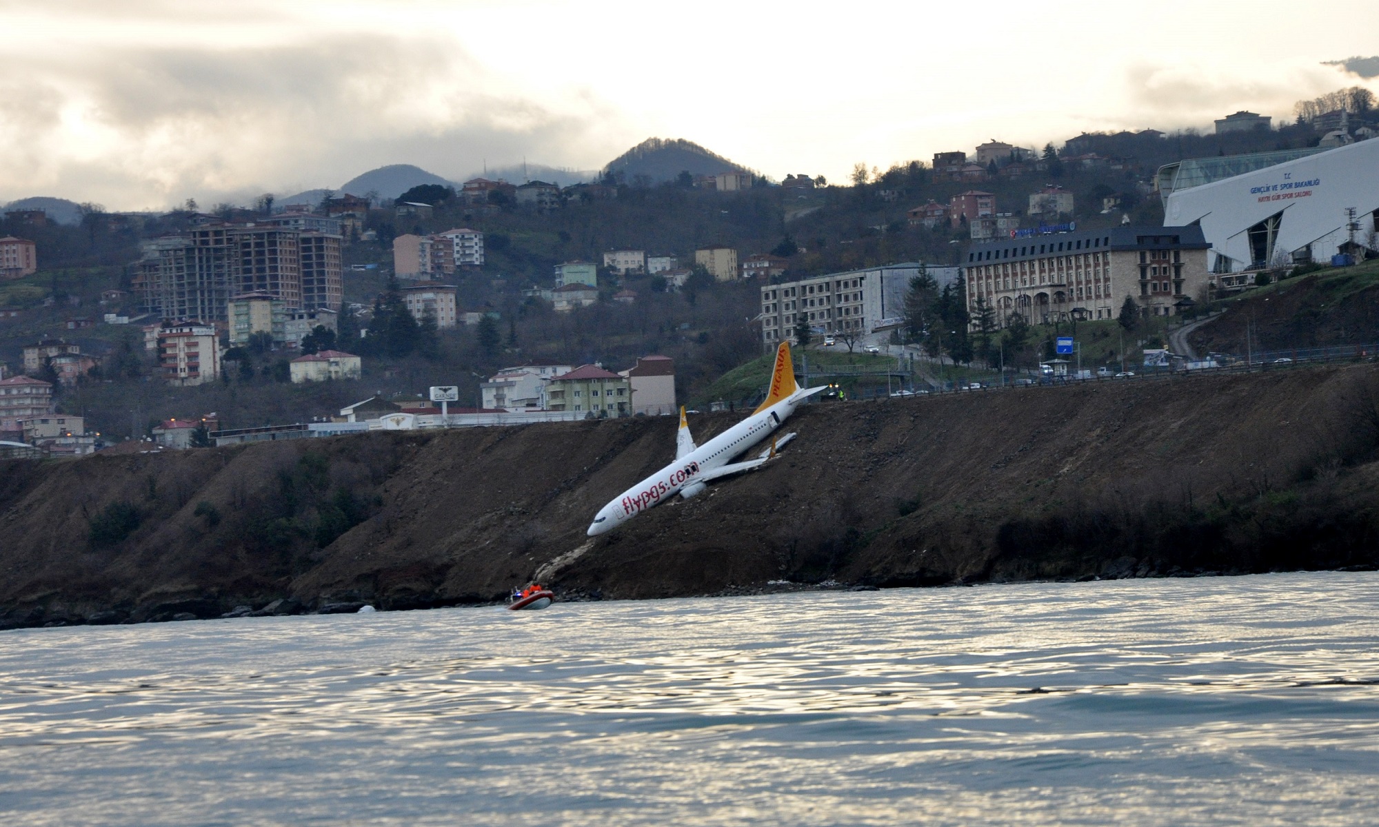 Trabzon'da yolcu uçağı pistten çıktı!