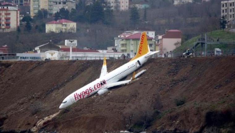 Pistten çıkan uçağın pilotları: Sağ motor aniden hızlandı ve uçak sola savruldu