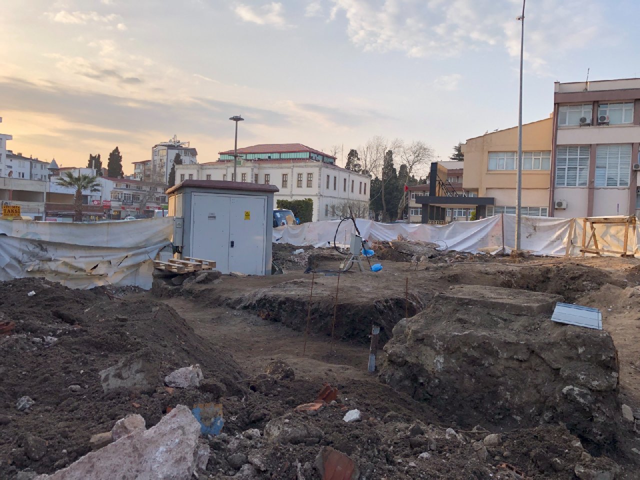 Sinop Meydan Projesi kazısında tarihi mezar çıktı