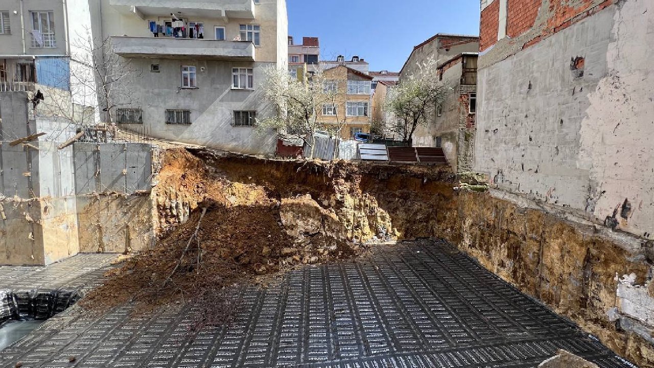 Arnavutköy'de toprak kayması; yan bina boşaltıldı