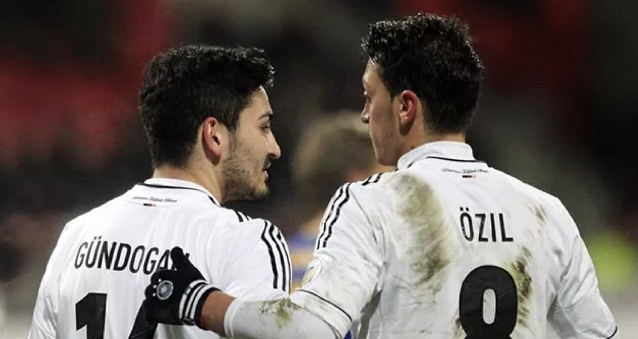 İlkay Gündoğan, Mesut Özil'i solladı