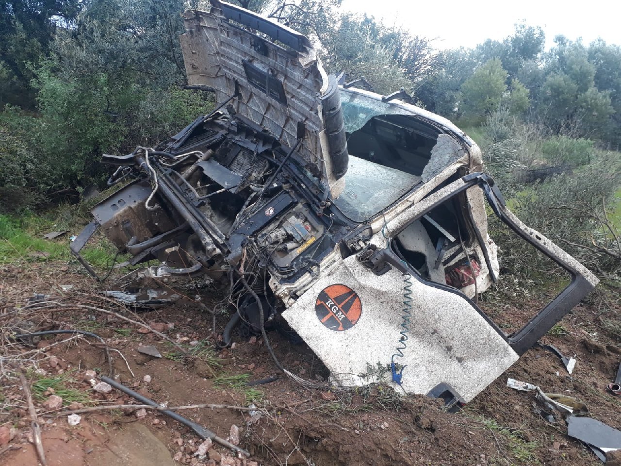 Kamyon şarampole yuvarlandı, sürücü öldü