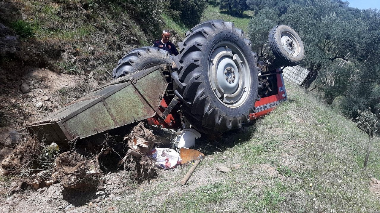 Devrilen traktörün altında kalan sürücü öldü