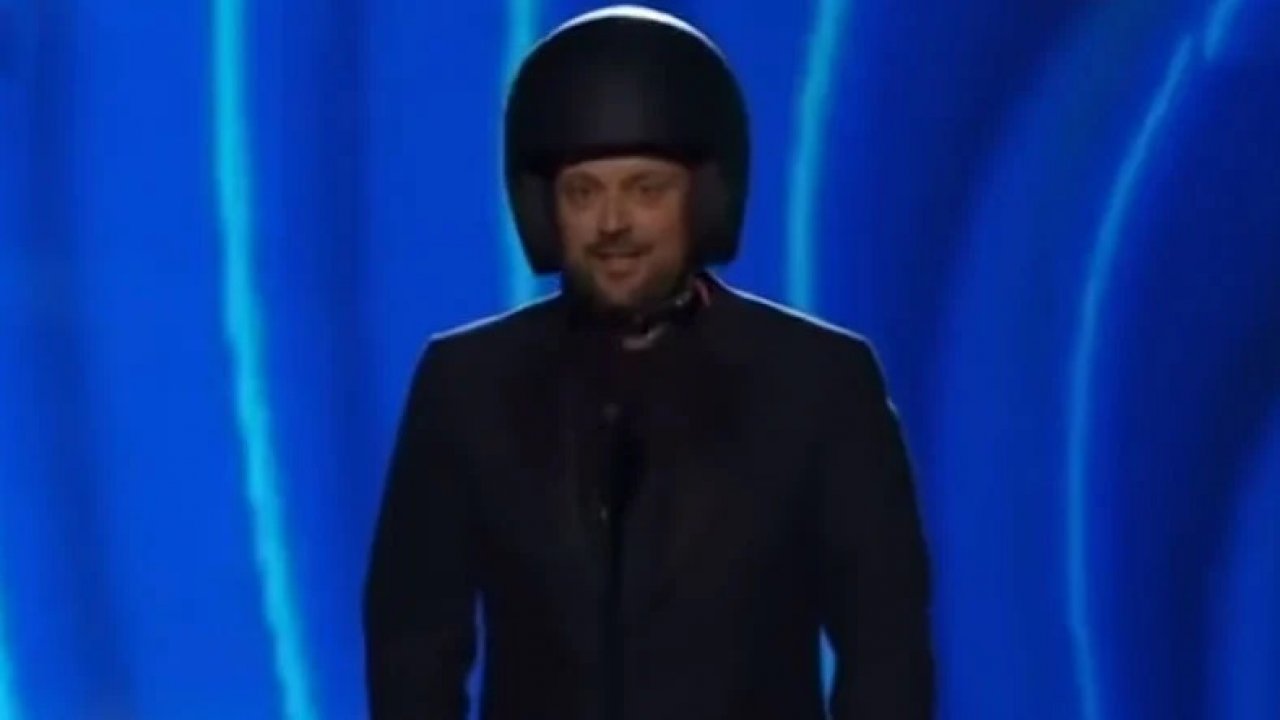 Grammy'de 'Oscar tokadı' göndermesi: Sahneye kaskla çıktı