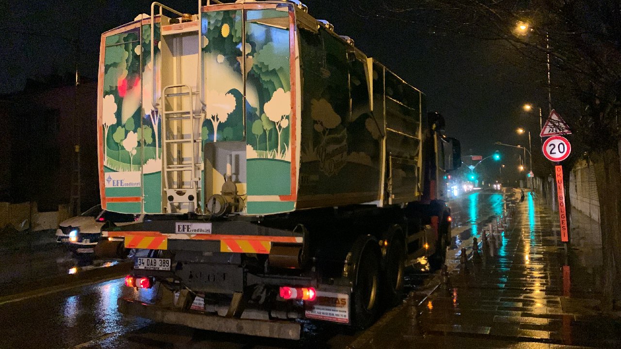 Çöp kamyonuna çarpan motosiklet sürücüsü hayatını kaybetti