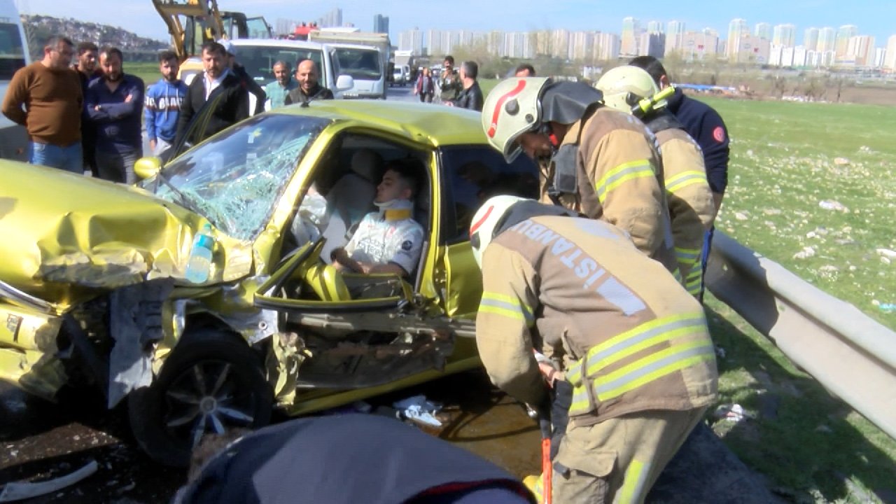 Avcılar’da minibüs ile otomobil kafa kafaya çarpıştı: 2 yaralı
