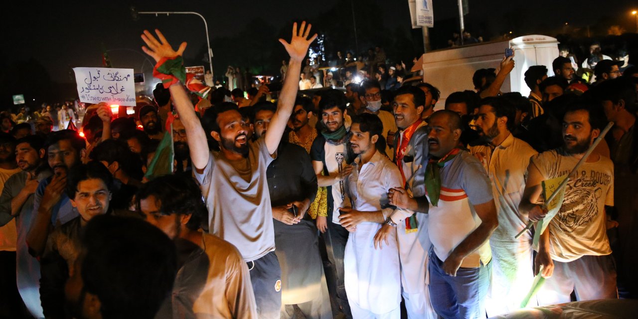 Yeni Başbakan'ın seçileceği Pakistan'da halk İmran Han için sokağa döküldü
