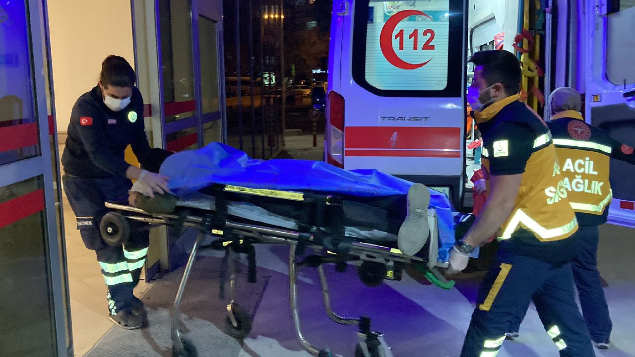 Yolda yürürken bıçaklandı