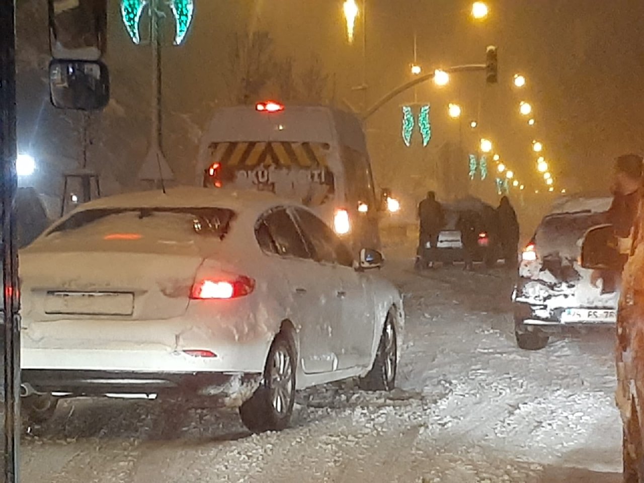 Nisan'da kar sürprizi!  Sürücüler zor anlar yaşadı