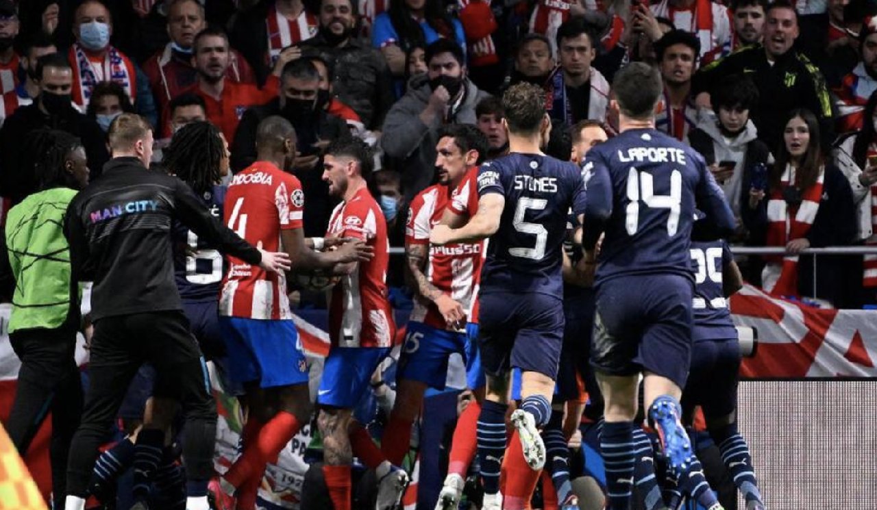 Atletico Madrid - Manchester City maçında saha karıştı