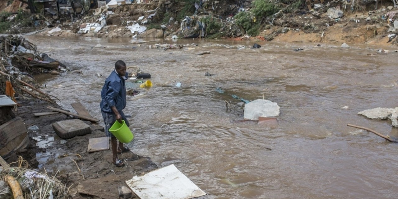 Güney Afrika'yı sel vurdu: Ölenlerin sayısı 300'ü aştı