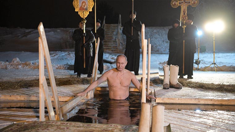 Putin, Epifani bayramında buz gibi suya girdi