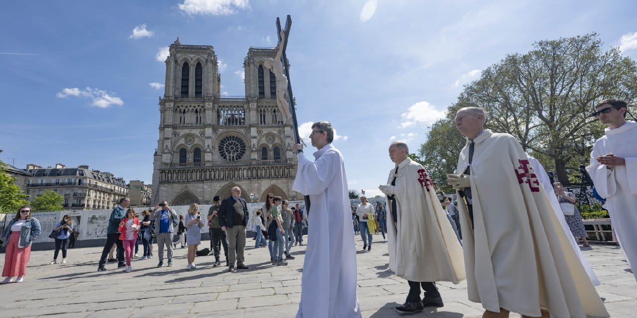 3 yıl önce yanan Notre Dame'ın önünde ''Kutsal Cuma'' töreni