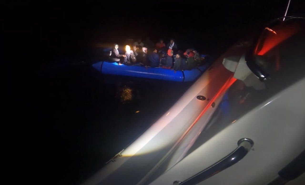 İzmir'de 53 kaçak göçmen kurtarıldı