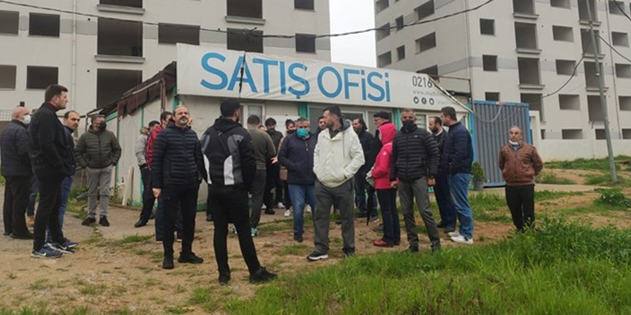 Evini alamayan ailelerin inşaat önündeki isyanı