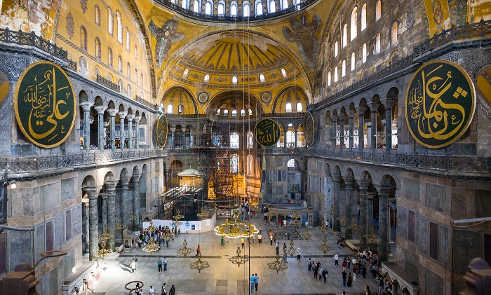 Ayasofya'nın tarihi İmparatorluk Kapısı'na zarar verildi