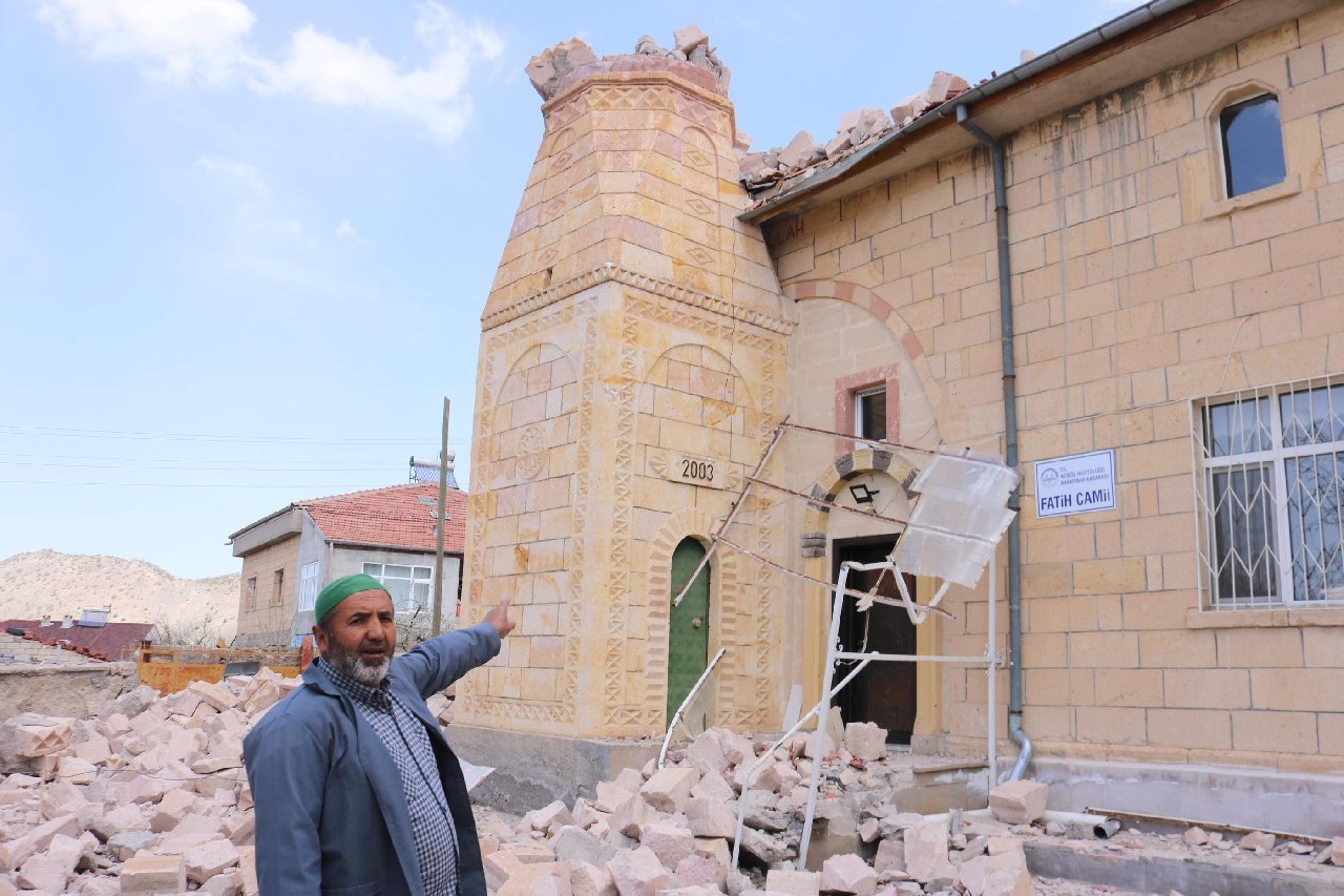 Nevşehir'de kuvvetli rüzgar nedeniyle cami minaresi yıkıldı