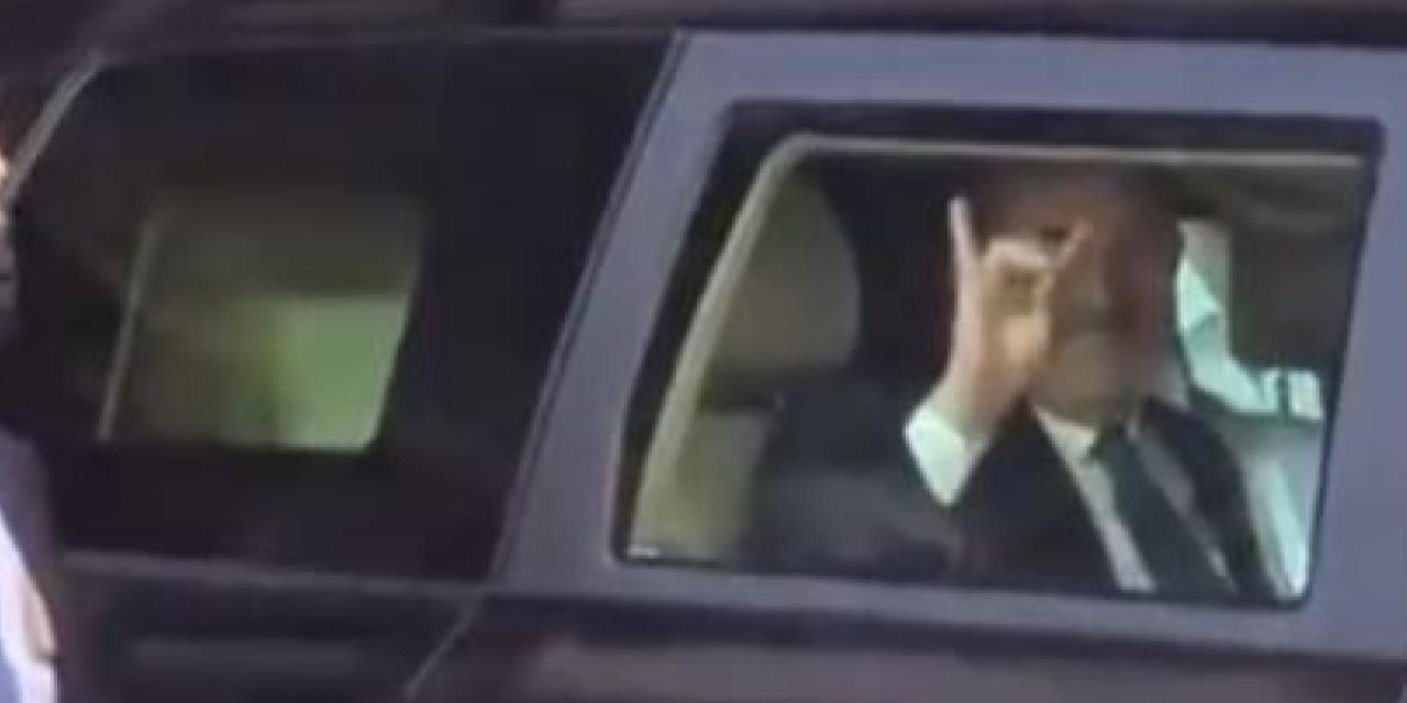 Çavuşoğlu'ndan Uruguay'da protestoculara "bozkurt" işareti