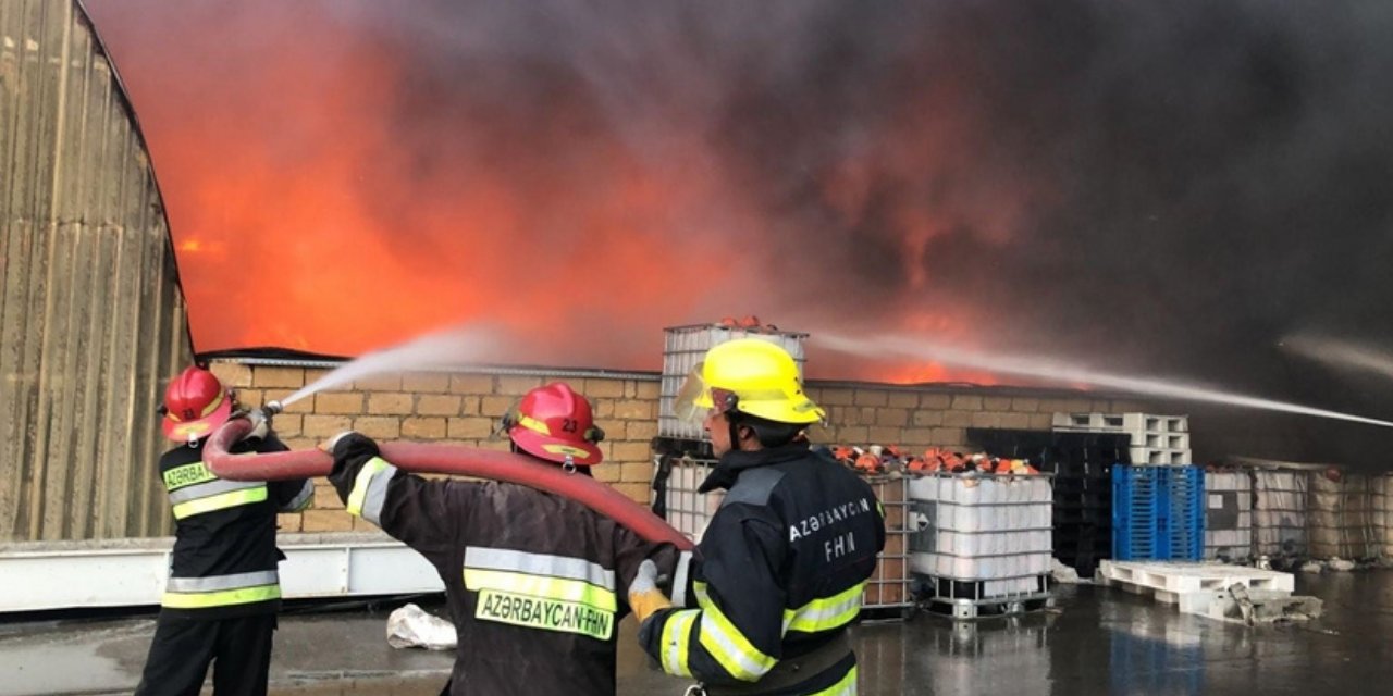 Bakü'de korkutan yangın: 15 saatte söndürüldü