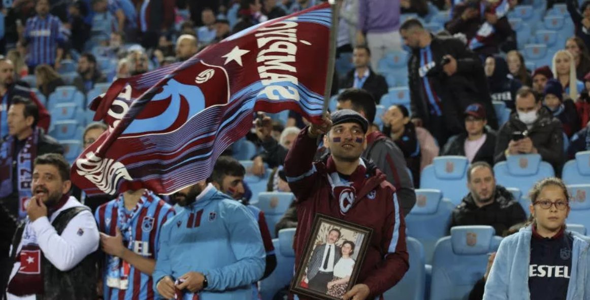 Trabzonsporlu taraftarlar tarihi günde tribünleri doldurdu