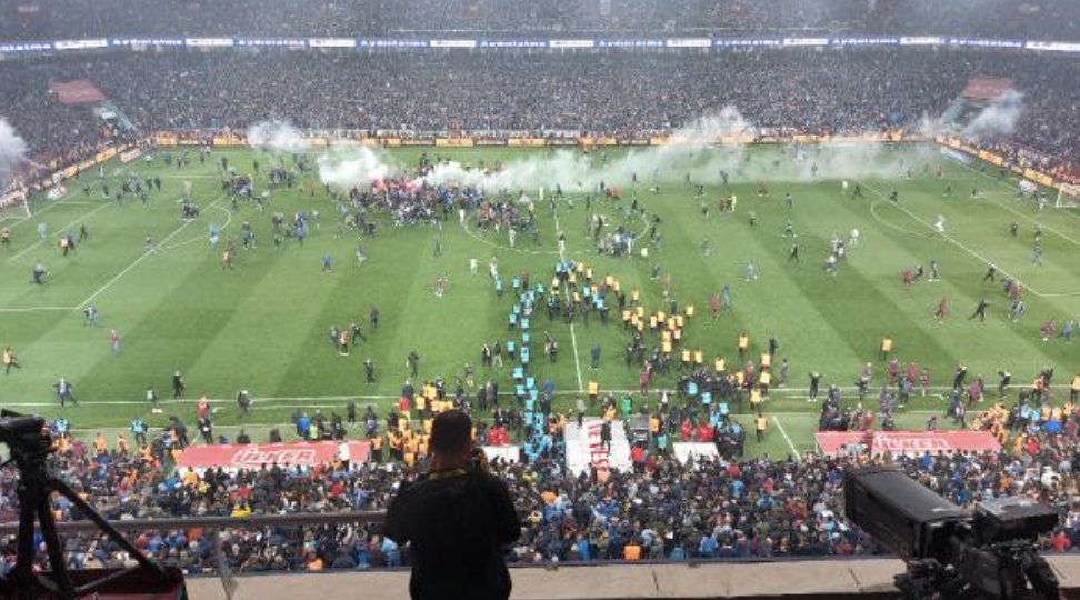 Trabzonspor - Antalyaspor maçı bitmeden seyirciler sahaya girdi!
