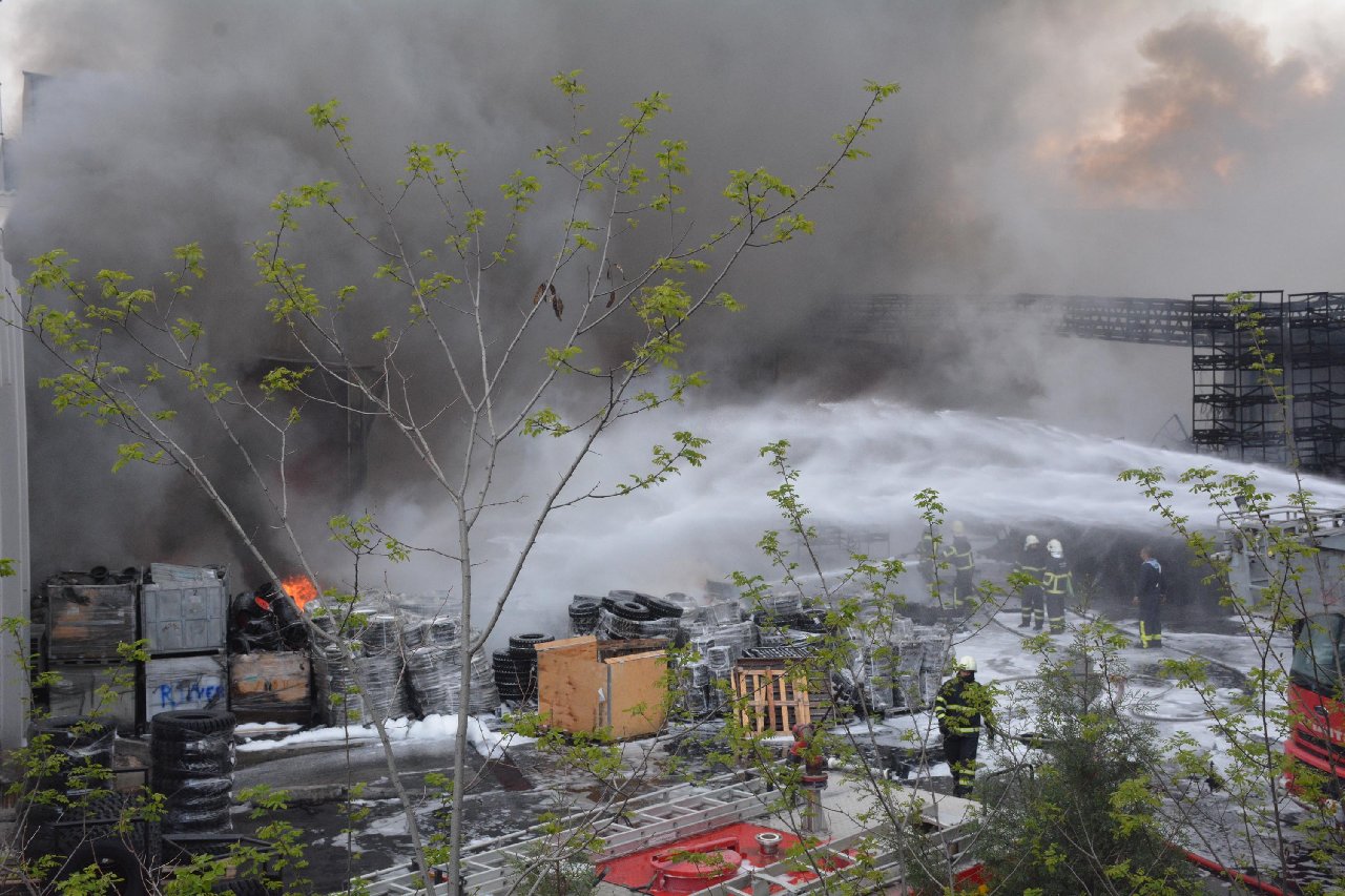 Bilecik'te lastik fabrikasında yangın: 2 saatte söndürüldü