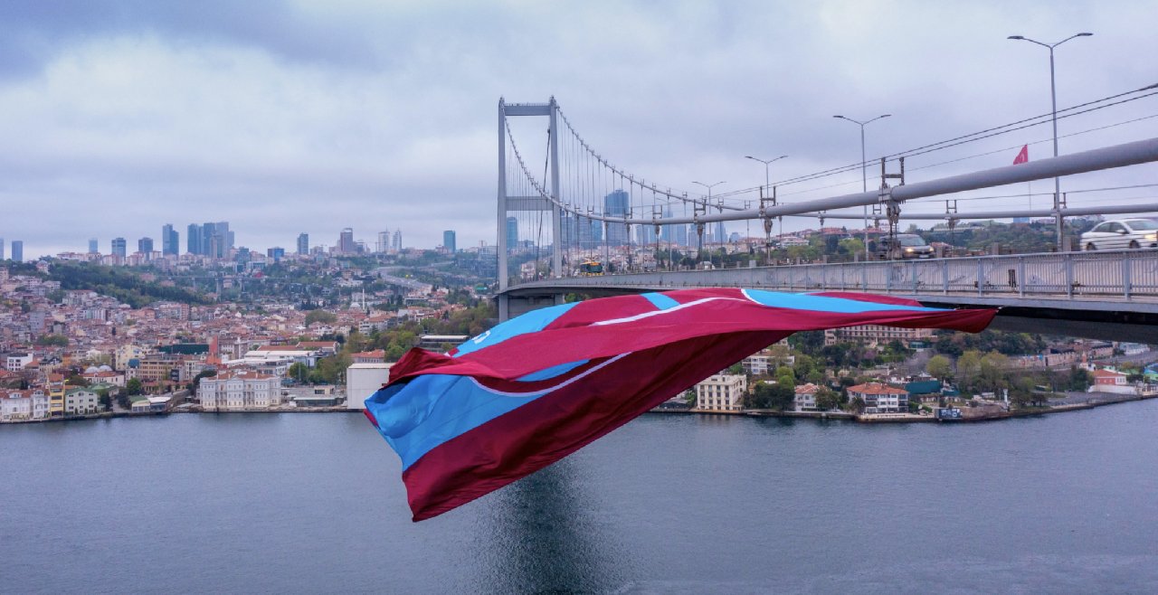 Trabzonspor bayrağı İstanbul köprülerinde