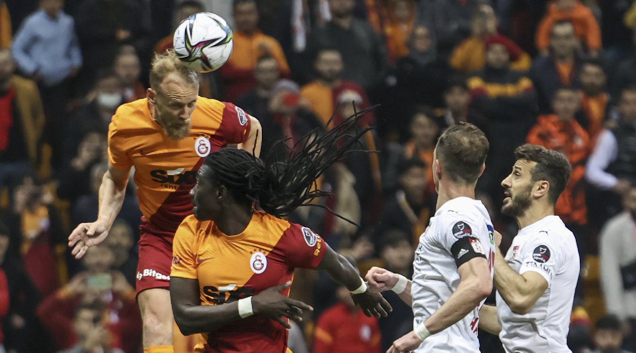 Galatasaray'a evinde Sivasspor darbesi
