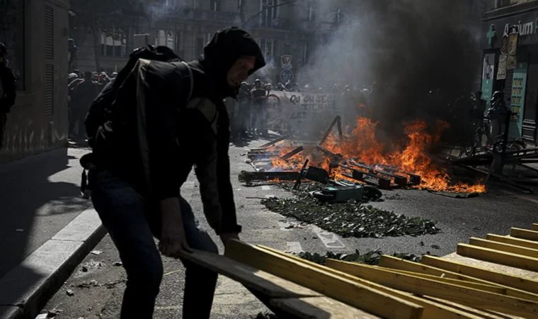 Paris’te düzenlenen 1 Mayıs gösterisinde gerginlik