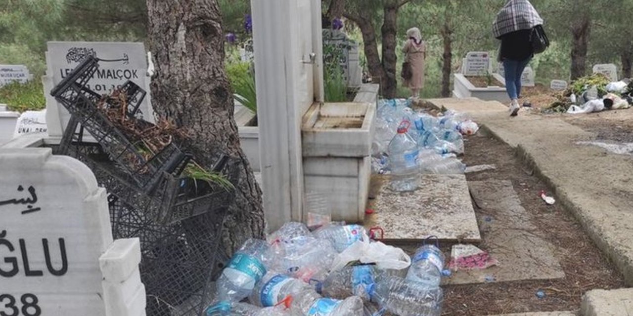 Bayram ziyareti sonrası mezarlıkları çöplüğe çevirdiler