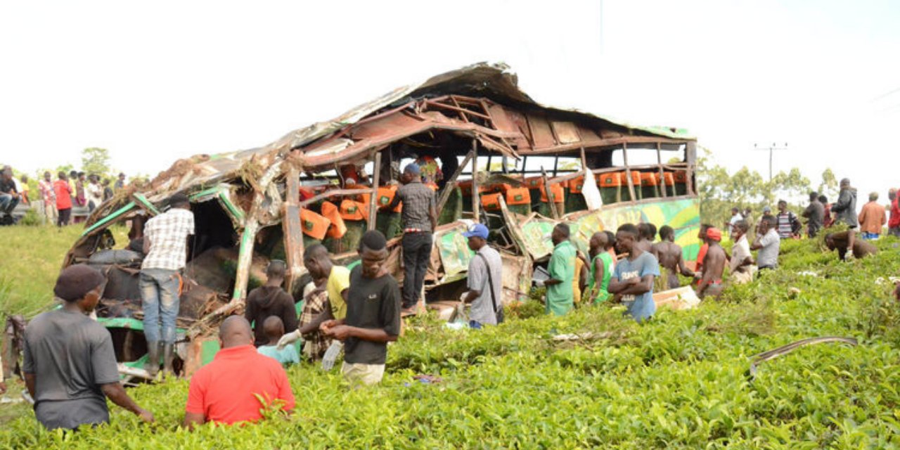 Uganda'da otobüs devrildi: 7'si çocuk 20 kişi öldü